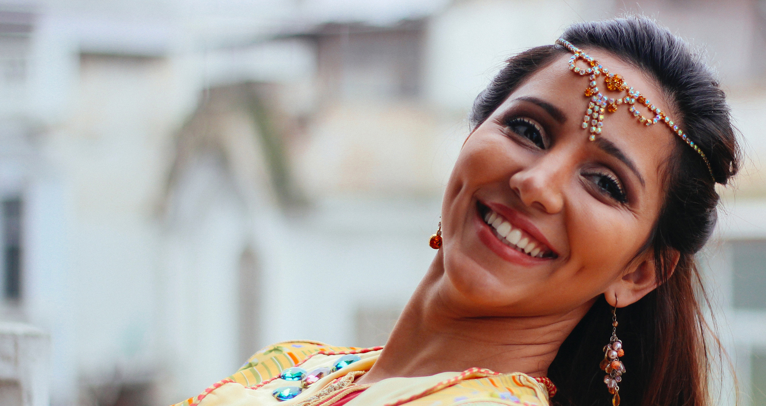 Una mujer marroquí baila y sonríe
